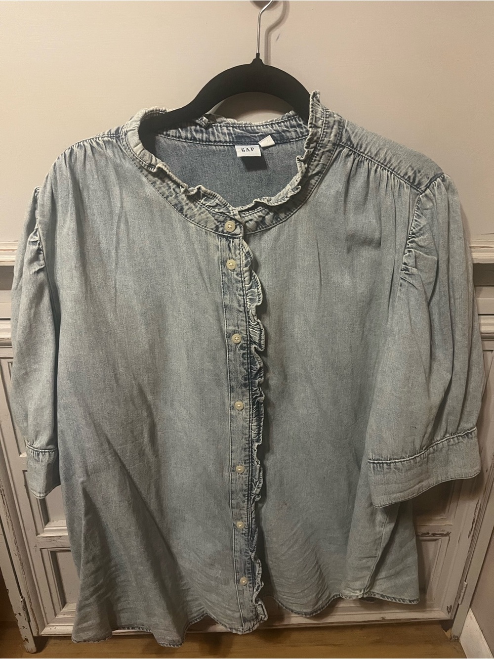 GAP Light Blue Ruffle-Trim Denim puff sleeve Blouse. XXL denim💙.
